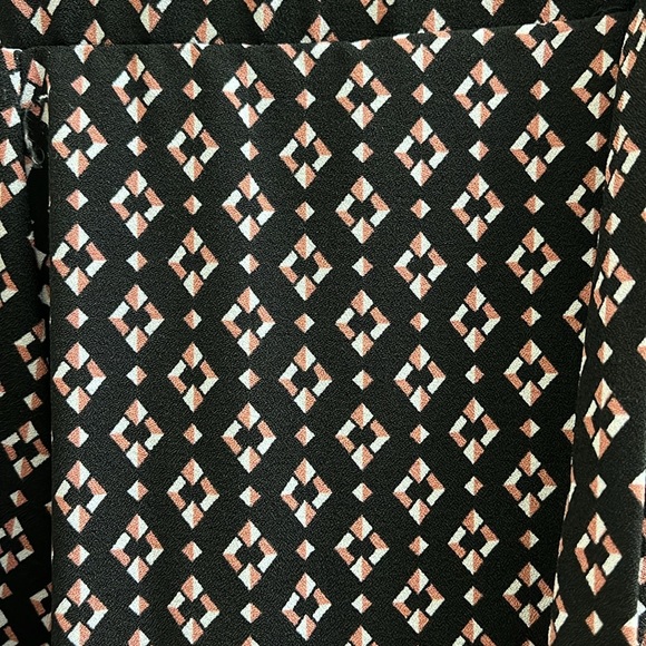 Torrid Black Geometric Cropped Pants with Tie - Picture 2 of 4